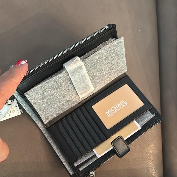 jet set travel Michael Kors Signature Black Wallet wristlet nwt - Picture 3 of 4